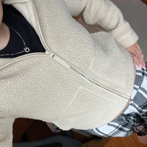 Lurvig jacka  - Jacka från hm i stolek XS