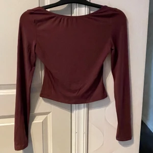 Långärmad topp med öppen rygg - Brun tröja med öppen rygg, oanvänd endast testat🤎
