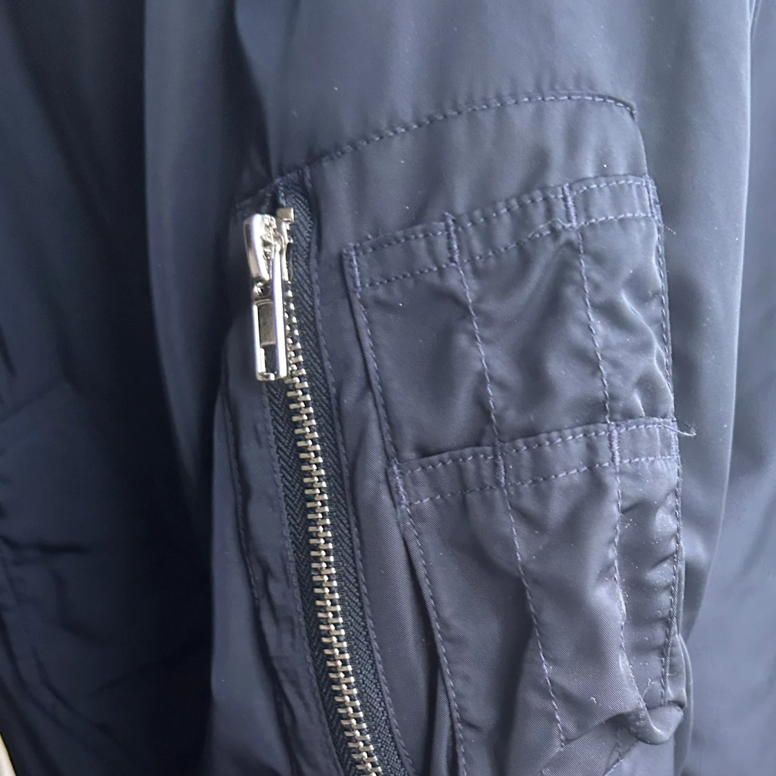 Mörkblå bomberjacka från Filippa K - 90