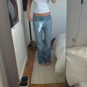 Baggy jeans  - Ljusblåa jeans i en lite med ”baggy” modell. Är igenkligen högmidjade, men jag brukar dra ner dem lite för lägre midjehöjd! Superfina och köpta second hand, 100% bomull 🩵