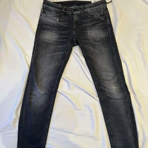 Dondup Jeans - (Inte mina bilder men samma jeans) köpte dem från plick men passa tyvär inte mig storlek 26 och passar någon runt 170. Kan skicka egna bilder om du vill ha. 