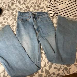 Svarta och en blå några highwast och den andra low waist. De alla är ba straight jeans