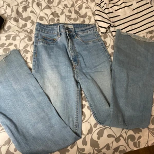 jeans - Svarta och en blå några highwast och den andra low waist. De alla är ba straight jeans