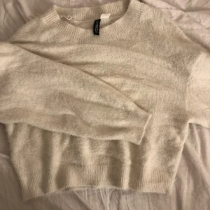 Vit stickad tröja från hm! - Säljer denna vita stickade tröjan från hm! 💖 använd fåtal gånger samt inga defekter. Köparen står för frakt!❤️ TRYCK EJ PÅ KÖP NU