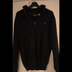 Ralph lauren zip hoodie i extremt bra skick knappt använd 