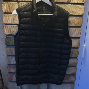 Uniqlo väst  - Tja säljer denna stilrena snygga Uniqlo västen som är populär. Inge defekter eller sådant hör av vid funderingar