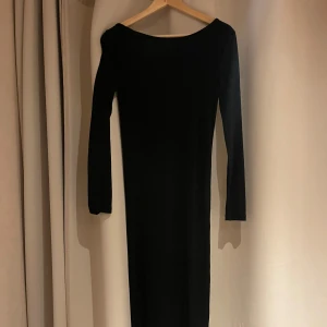 Svart klänning - Super snygg klänning från Lager 157 i strl XS med urringning där bak.