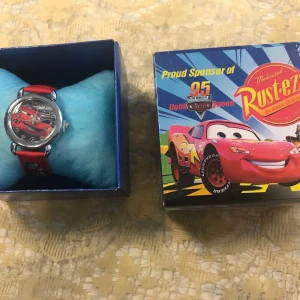 Cars Barn Klocka med Presentlåda  - Dial 38.00 mm , tjocklek 8.00 mm Klocklängd 22.00cm Batteri ingår  155kr/st 