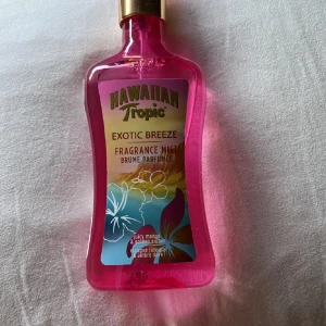 Hawaiian tropic bodymist  - Hawaiian tropic body mist! Luktar Juicy mango & golden amber. Innehåller 250 ml 🥤🥭🌸🌺🪸🫧