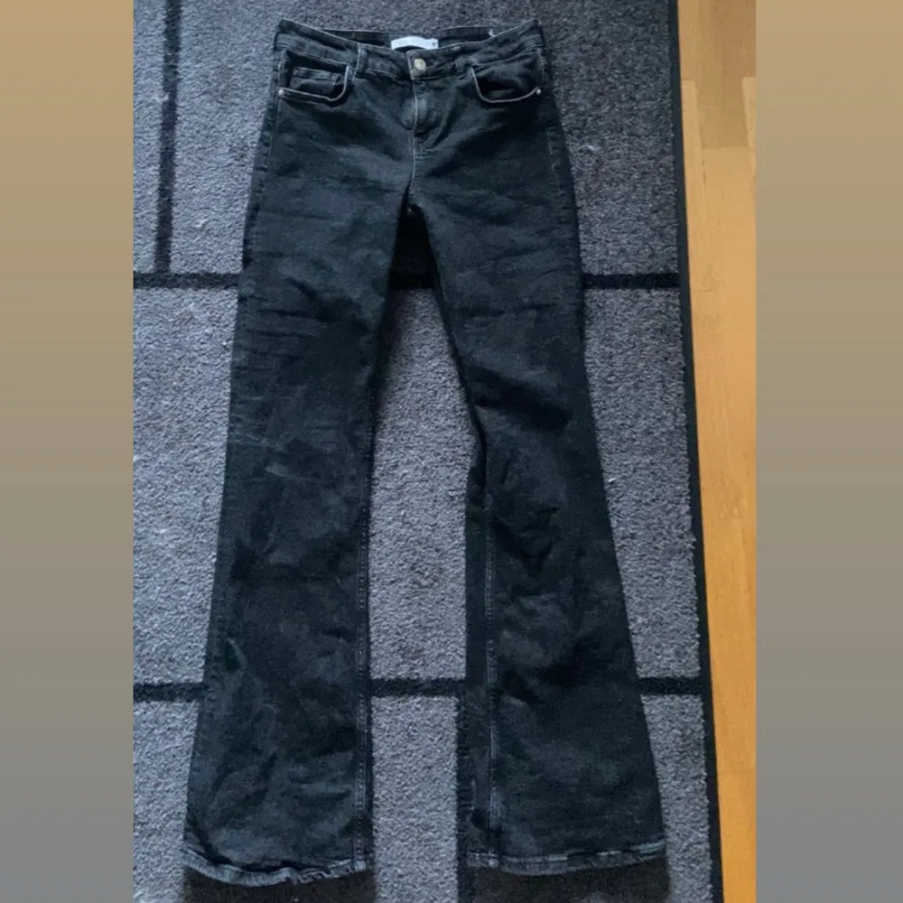 Snygga bootcut jeans från Zara 🙌🏻 Bra skick och stretchiga i materialet så passar de flesta. Midjemått: 37 cm tvärsöver, innerbenslängd: 81 cm  . Jeans & Byxor.