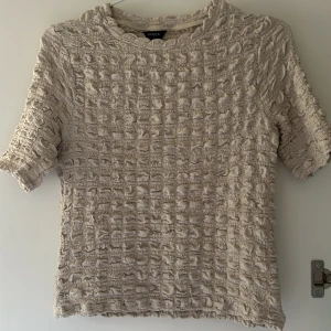 Kortärmad topp Lindex - Kortärmad tajt beige topp från Lindex💕