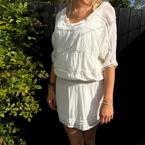 Vit klänning  - Super fin o somrig klänning i fint skick. 