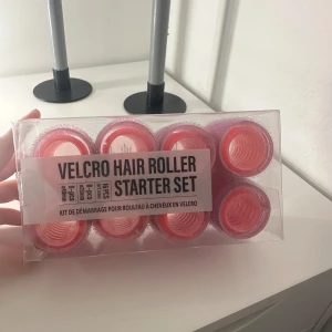 Papiljotter  - Säljer mina papiljotter då de bara använts 1 gång. 16 st varav 8 större och 8 mindre. Dem har ett bra fäste i håret och trillar ej ner.