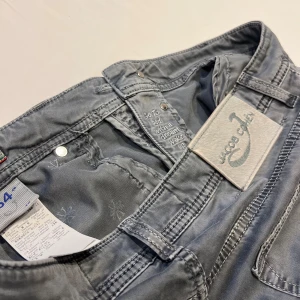 Jacob Cohën Jeans - Fina Jacob Cohën jeans, italiensk handgjord design! Jacob Cohën Style 688 gråa Storlek 34 Hyfsad kvalité, utan defekter  Innerbenslängd: 75 cm  Total längd: 100 cm Midjebredd: 90 cm 