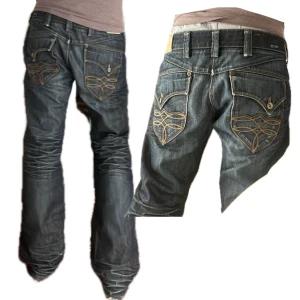 Vintage Tommy Hilfiger Jeans  - Raka snygga jeans som inte riktig är min stil, super fina bakfickor. De ska vara midja 29 men passar mig med 30, de är lite kortare än längd 32 enligt mig. Färger är inte lika stark som på bilderna!! Pris kan alltid diskuteras 