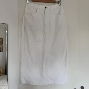 Vit jeanskjol - Vit jeanskjol köpt second hand. Har en liten slit i mitten på baksidan.