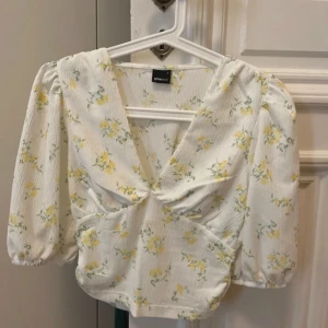 Topp Gina tricot - Gullig blommig topp från Gina Tricot i strl S. Använd en gång. Som ny.