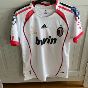 AC Milan borta tröja 2006/2007 Kaka helt nya oanvänd - Helt oanvänd AC Milan tröja storlek S bra skick och bra kvalitet 