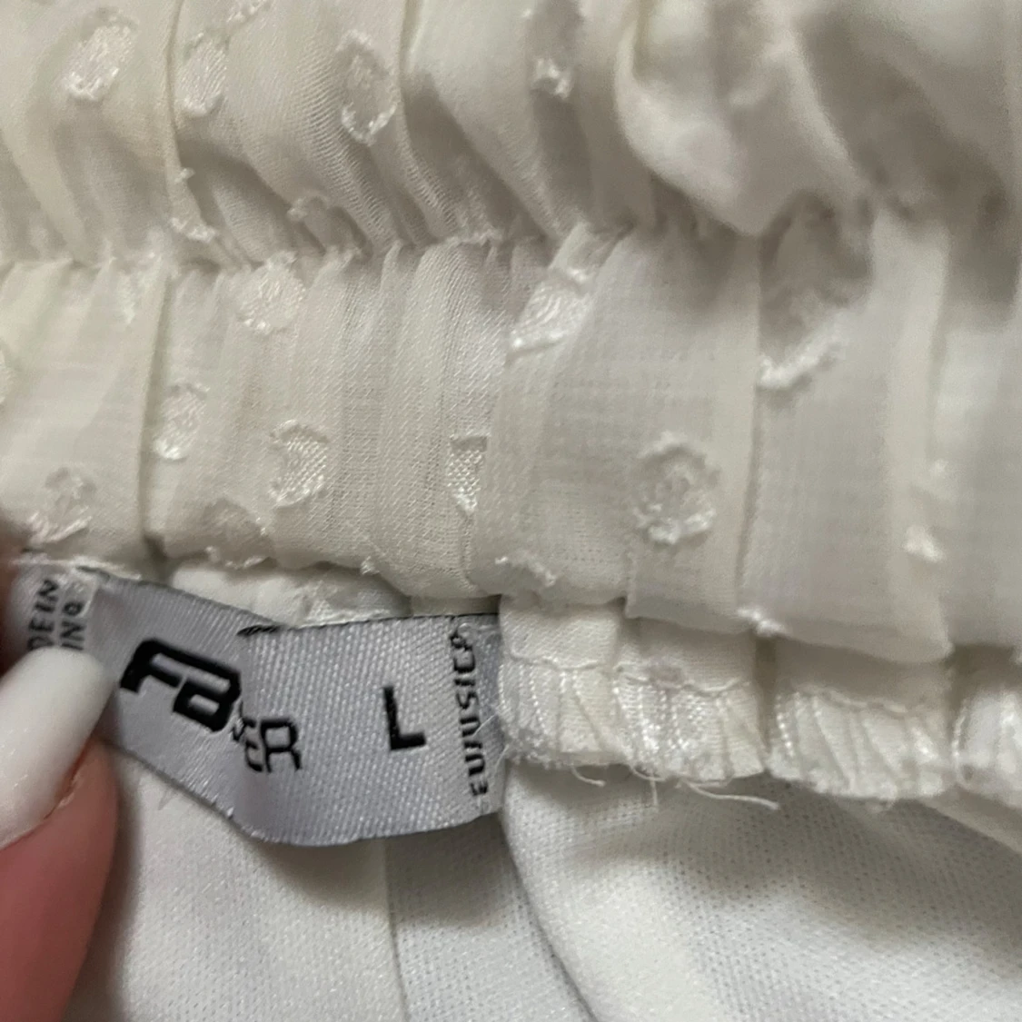 Vit prickig kjol med volang - 90