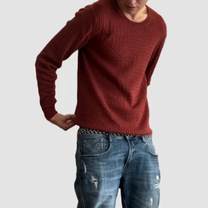 Tiger Of Sweden Tröja - Riktigt stilren kabelstickad vinröd Tiger Of Sweden tröja i storlek M!  Skick- 9/10 aldrig använd, inga defekter  100% bomull  Modellen på bilden är ca 190cm och väger 76kg