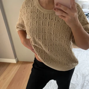 Tröja - En in princip oanvänd tröja från arket i strlk xs/s (modellen är oversized)