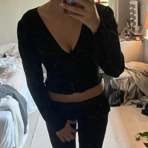 Svart blus  - Säljer denna svarta blusen från bikbok köpt second hand men nyskick