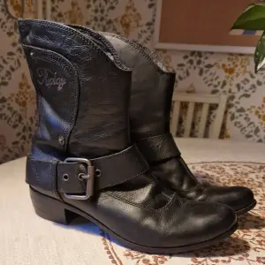 Replay skinnboots, knappt använda då de är för små för mig men har haft svårt att släppa då de är så snygga! Storlek 39 Inga anmärkningar förutom lite märken under sulan.