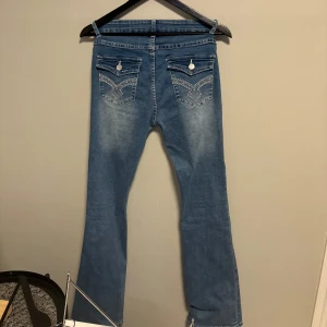 Jeans  - Jeans med bakfickor använta men är väldigt fina fortfarande 