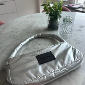 Juicy Couture Handbag  - Äkta Söt Juicy Couture handväska  Använd men fortfarande i fint skick 🩶