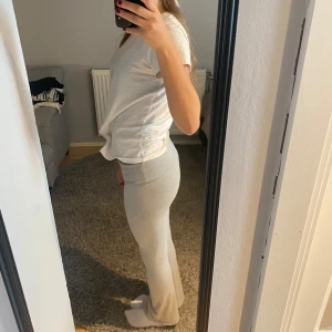 Yogapants - Gråa yoga pants/ mjukis byxor. Litet hål vid rumpan men annars bra skick. 