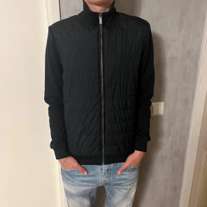 Bläck cardigan  - Hej, säljer nu min bläck cardigan. Skick 8,5/10. Storlek S. Modellen är 185 cm lång och väger 70. Skriv vid frågor eller liknande.😊