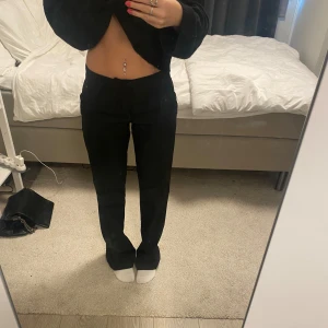 Kostymbyxor från bik bok  - Säljer dessa svarta lågmidjade kostymbyxor ( storlek 34, använda cirka två gånger, nypris 500kr) 