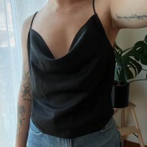 Satinlinne / Silkeslinne svart - Fint silkeslinne från Monki i storlek M med korsad rygg,  knappt använd 💫