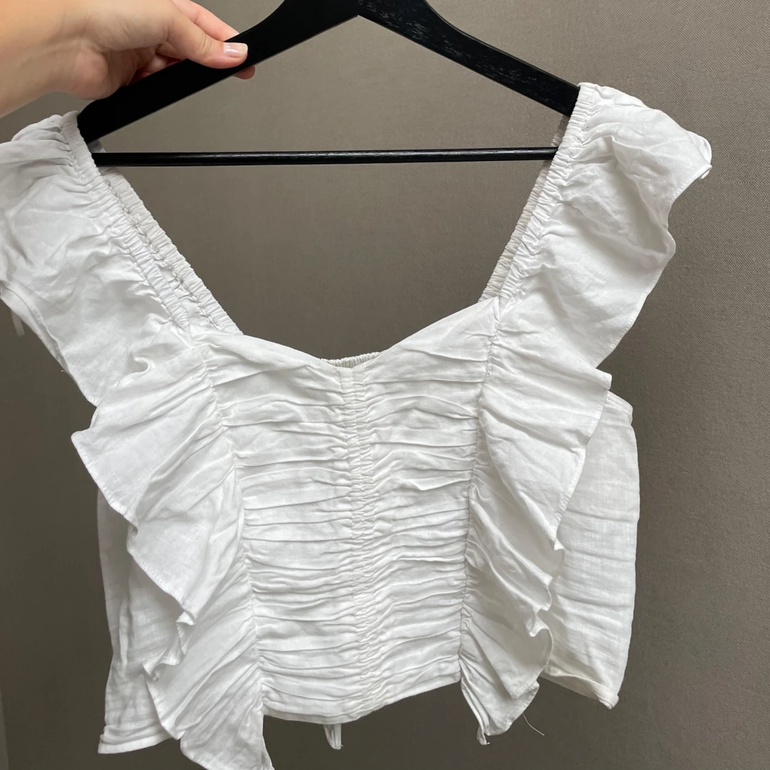 Vit linnetopp med volanger