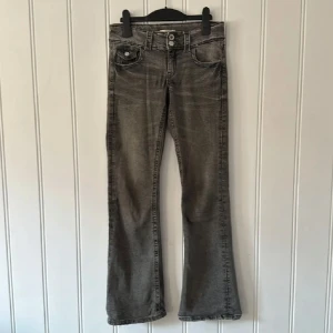 Bootcut jeans grå  - Low waist bootcut jeans.  Fint skick lite slitna ner till men annars väldigt bra skick😀