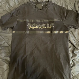 Supply & Demand Tröja  - Skicket på tröjan är bra och tröjan är mycket fin. Skriv vid eventuella frågor 