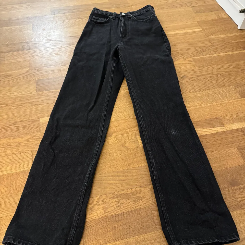 Svarta vida highwaist jeans från Weekday. Har en liten defekt på vänster ben därav sänkt pris ❤️ Ställ gärna frågor eller tryck ”köp nu”! . Jeans & Byxor.