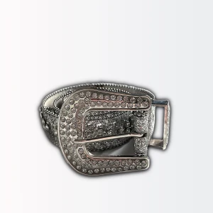 Glittrigt silverfärgat bälte - Säljer ett silverfärgat bb belt från shein! helt okej skick!💓