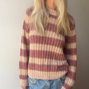 Stickad tröja med glitter  - Super fin, budgivningen ifall fler är intresserade annars först till kvarn😊 Väldigt mjuk också🫶🏻