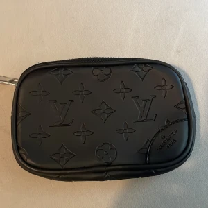 Lv väska  - Skön liten Luis Vuitton väska kan användas till jeans elr andra väskor 