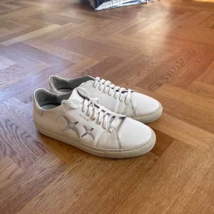 Axel Arigato Skor - Säljer mina omskötta Arigato skor! De är i bra skick och kommer med box, klistermärken, certifikat och allt annat som medföljer med köpet! Hör av er vid minsta intresse!🤩🙈