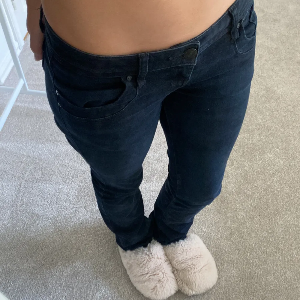 Säljer dom här svarta ltb jeansen i storlek 26/30 då jag behöver en mindre storlek. Dom är i bra skick! Model valerie🩷🩷Skriv om ni undrar något. Jeans & Byxor.