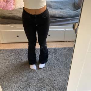 Säljer dessa lågmidjade bootcut jeansen från NLY jeans i storlek S men skulle säga att dom passar XS också , dom är lite långa för mig och jag är 160cm lång, använda fåtal gånger, dom går lite gråsvarta i färgen , nypris 800kr:)