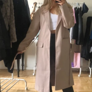 lång beige kappa missguided - lång beige kappa från missguided, kan  bytas i midjan💓