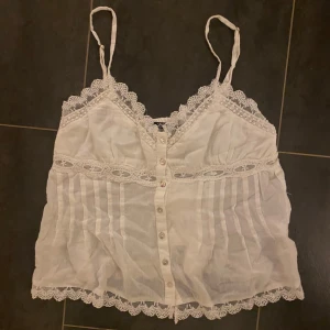 Topp från zara - Säljer den här toppen från Zara🩷 aldrig använd och prislappen kvar🩷