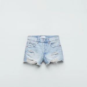 Ljusa jeansshorts från Zara - Snygga ljusa jeansshorts från Zara, köpt före sommaren men inte använda mycket, i storlek 38💗medelhög midja