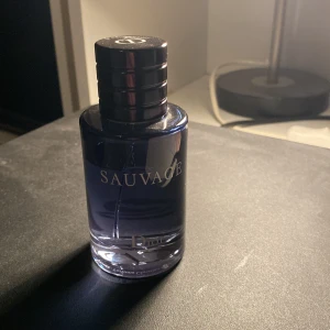 Dior Sauvage 60ml - Dior Sauvage EAU DE TOILETTE 60 ml flaska mer än halva kvar kanske 50 ml! Ny pris i kicks 990kr