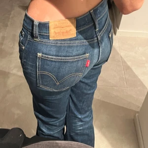 Lågmidjade jeans - Lågmidjade bootcut jeans från levis. Jättepopulära, storlek S. Personen på bilden är cirka 170