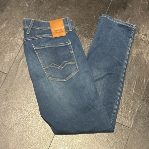 Replay Anbass Hyperflex  - Säljer ett par Replay Anbass Hyperflex Jeans som är näst intill nyskick 9.5/10✅Nypris ligger på 1600 mitt pris 599📦Vid frågor och funderingar så hör av er🤩Priset kan såklart diskuteras vid snabb affär✅