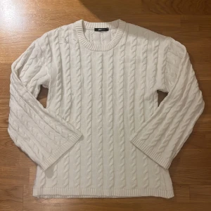Vit stickad tröja från Gina Tricot - Säljer denna eftersom den är för stor och är inte riktigt min stil. Den är väldigt stretchig och skulle nog säga att den sitter mer som L🩷
